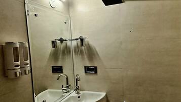 Habitación Deluxe doble, balcón | Baño | Ducha, toallas y champú