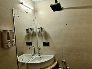 Deluxe Double Room, Balcony | Bathroom | Shower, towels, shampoo