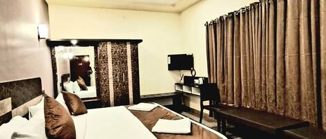 Kahden hengen deluxe-huone, parveke | Äänieristys, ilmainen Wi-Fi