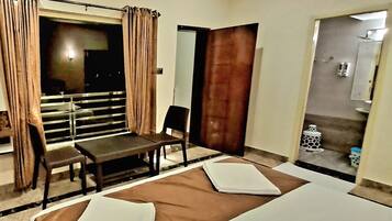 Habitación Deluxe doble, balcón | Sistema de insonorización y wifi gratis