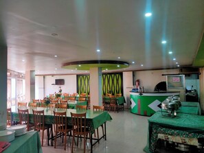 Café da manhã continental nos fins de semana (INR 100 por pessoa)