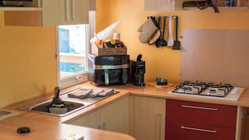 Réfrigérateur, micro-ondes, plaque de cuisson, cafetière/bouilloire
