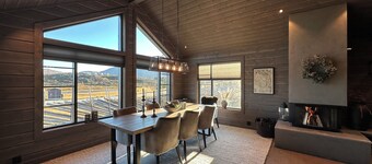 Modern cabin at Høgevarde panoramic view, fireplace and EV charger