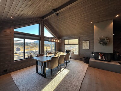 Modern cabin at Høgevarde panoramic view, fireplace and EV charger