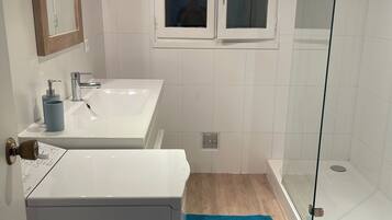 Dusche, Whirlpool, Haartrockner, Handtücher