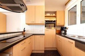 Køleskab, mikrobølgeovn, kogeplade, opvaskemaskine