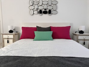 Tabla de planchar con plancha, wifi gratis y ropa de cama 