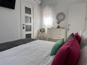 Iron/ironing board, free WiFi, bed sheets - Dante Suite - Ole Solutions (Jerez de la Frontera)