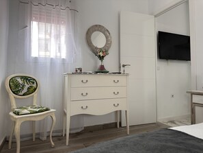 Tabla de planchar con plancha, wifi gratis y ropa de cama 
