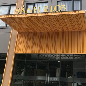 Un edificio con un letrero que dice "SÁNH RLO3".