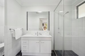 Dusche, Haartrockner, Handtücher, Toilettenpapier