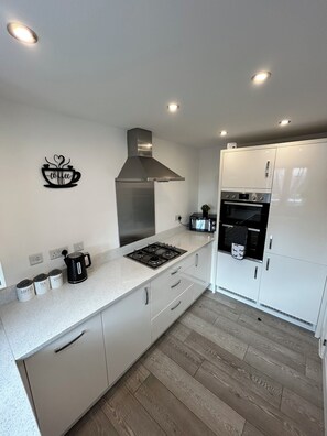 Fridge, microwave, oven, stovetop - Radbourne House - Spacious 2 Bed, Home from Home (Derby)