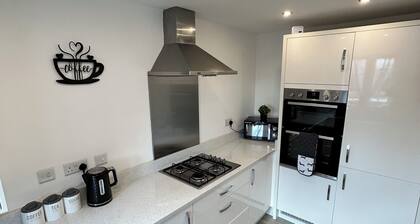 Radbourne House - Spacious 2 Bed, Home from Home