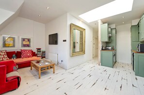 Televisión y oficina 