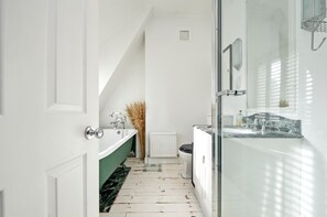 Regadera, secadora de cabello, toallas 