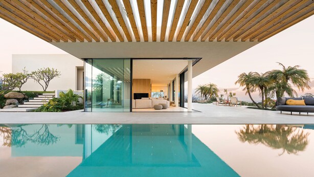 A modern house with a swimming pool, glass doors, and a wooden ceiling. - Luxury villa with pool and spa - Dicasainsicilia (Riposto)
