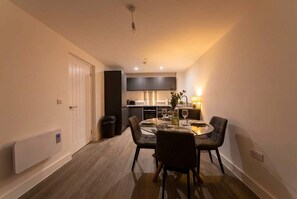 Dining - Bright & Modern 2BED Apartment in Liverpool (Liverpool)