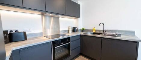 Kühlschrank, Mikrowelle, Ofen, Herdplatte