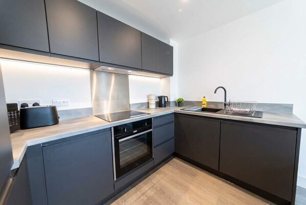 Fridge, microwave, oven, stovetop - Bright & Modern 2BED Apartment in Liverpool (Liverpool)