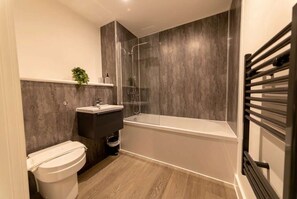 Shower, hair dryer, towels - Bright & Modern 2BED Apartment in Liverpool (Liverpool)