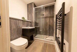 Dusj, hårføner og håndklær