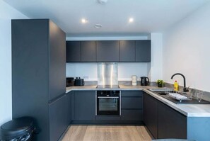 Fridge, microwave, oven, stovetop - Bright & Modern 2BED Apartment in Liverpool (Liverpool)