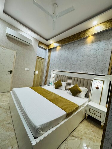 Hotel R Crown Banquet And Rooms