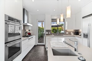 Fridge, microwave, oven, stovetop - Spend Winter in Palm Springs! Overlooks Valley! Mountain Views! Private Pool! (Palm Springs)