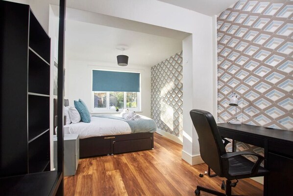 3 عدّة غرف نوم ومكتب ومكواة/لوح كي وسرير سفر