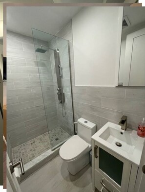 タオル、トイレットペーパー