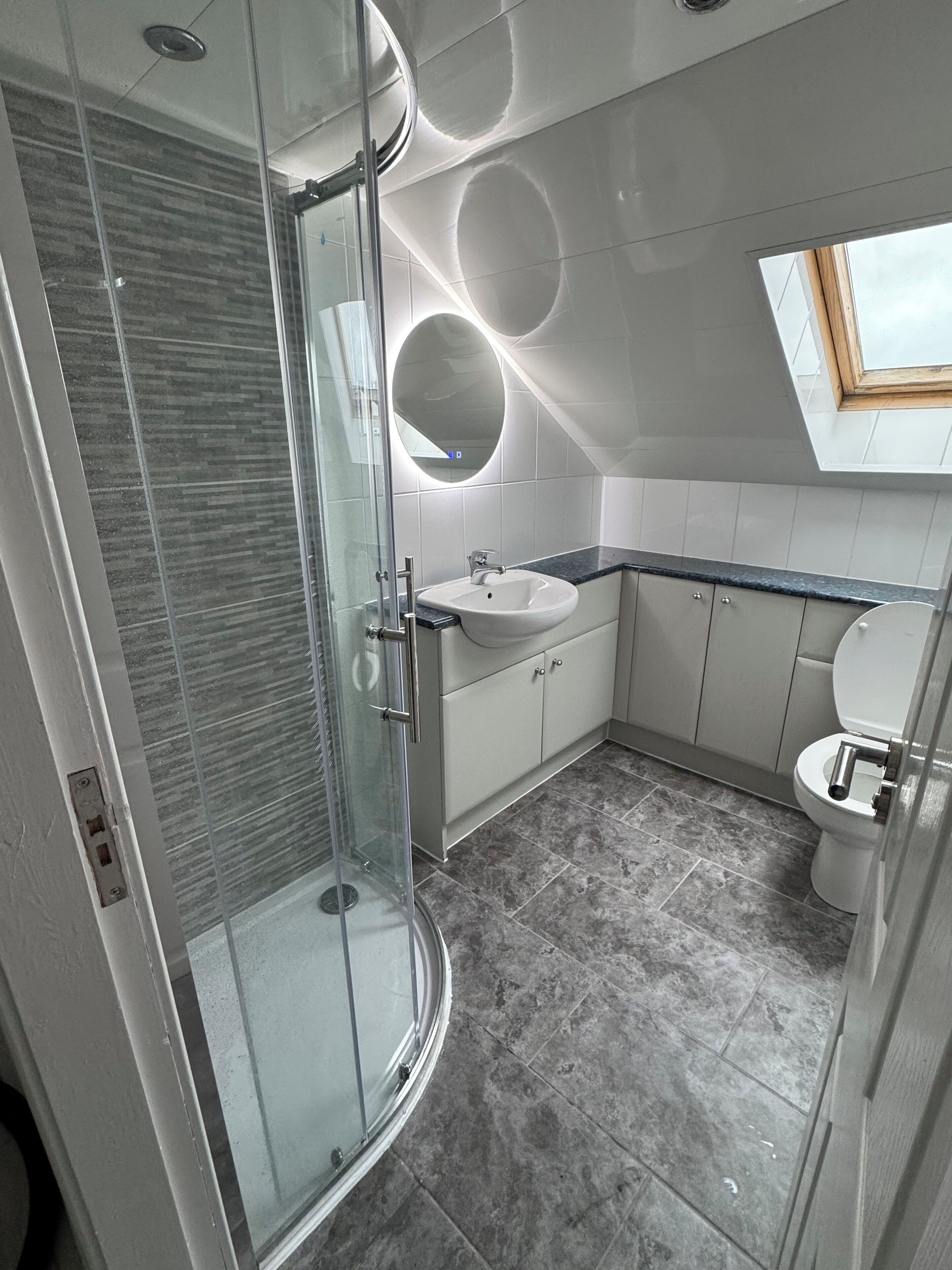 Dusche, Haartrockner, Handtücher, Toilettenpapier