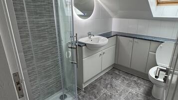 Dusche, Haartrockner, Handtücher, Toilettenpapier