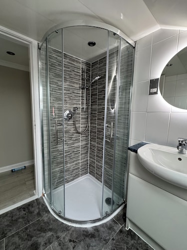 Newly Renovated Room With Private Bathroom - Sleeps 3 - 2 Beds