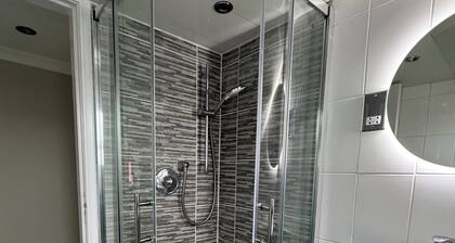 Newly Renovated Room With Private Bathroom - Sleeps 3 - 2 Beds