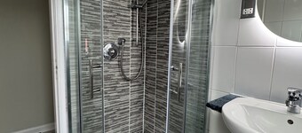Newly Renovated Room With Private Bathroom - Sleeps 3 - 2 Beds