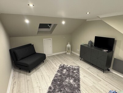 Newly Renovated Room With Private Bathroom - Sleeps 3 - 2 Beds