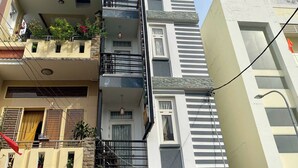 Un immeuble à plusieurs étages portant une enseigne indiquant « KHACH SAN CARAVELLE CAN THO ».