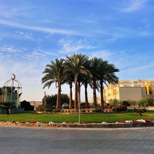 Property grounds - Serene Apartment in charming Makadi Heights with AC, WiFi (Safaga)