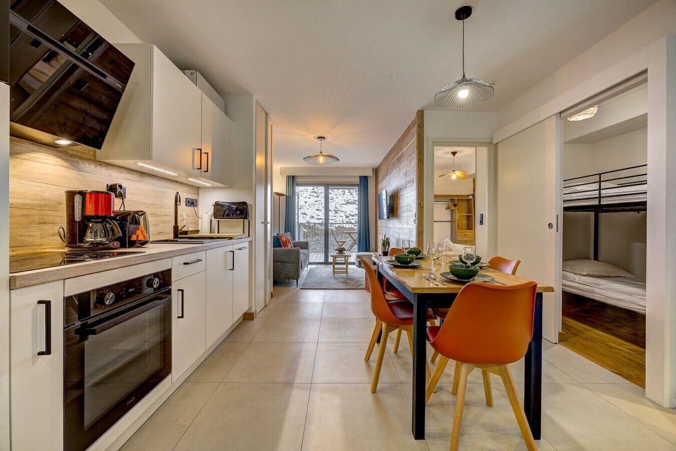 Frigorífico, microondas, placa de cocina y lavavajillas