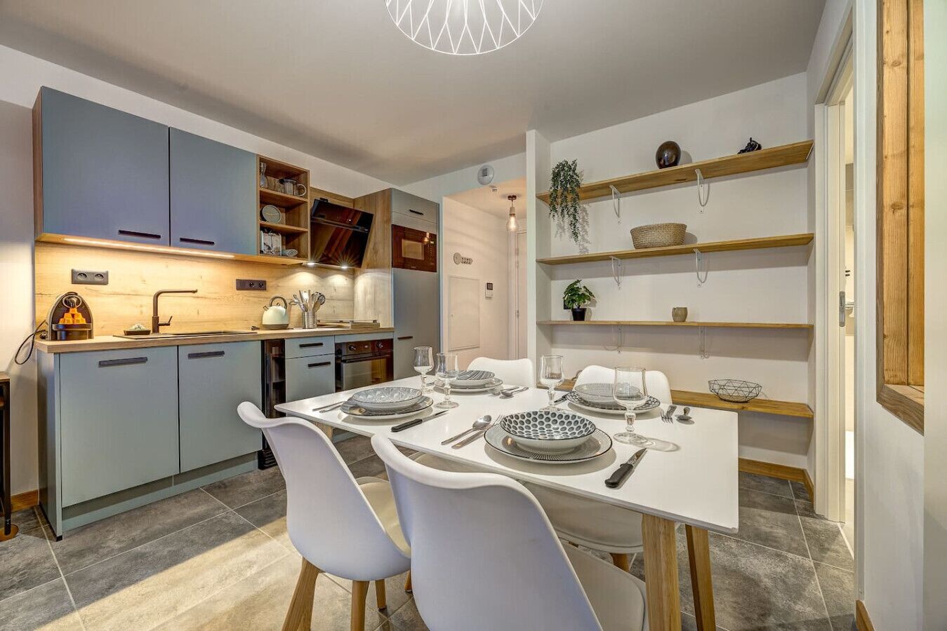 Frigorifero, microonde, piano cottura, lavastoviglie