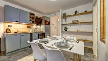 Frigorifero, microonde, piano cottura, lavastoviglie