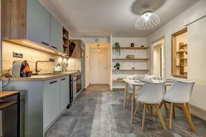 Een koelkast, een microgolfoven, een kookplaat, een vaatwasser