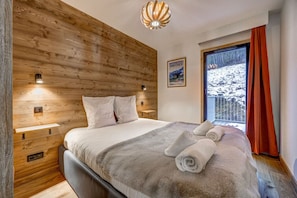 2 bedrooms, travel crib, free WiFi, bed sheets