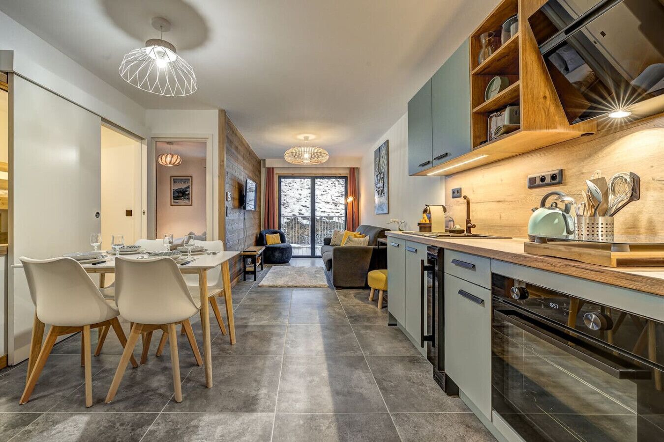 Frigorífico, microondas, placa de cocina y lavavajillas