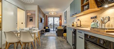 Frigorífico, microondas, placa de cocina y lavavajillas