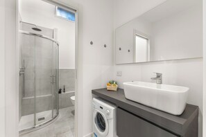 Shower, hair dryer, bidet, towels - Ginny Apartment - Gambara & San Siro (Milano)