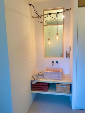 Dusche, Haartrockner, Handtücher, Toilettenpapier