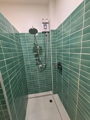 Kolmen hengen comfort-huone, kaupunkinäköala | Kylpyhuone | Suihku, ilmaiset hygieniatuotteet, pyyhkeet, saippua