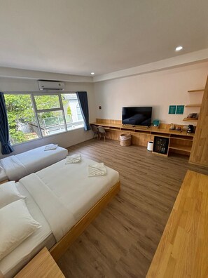 Chambre triple Confort, vue sur la ville | Coffre-fort, bureau, espace de travail pour ordinateurs portables