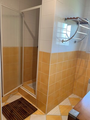 Shower, hair dryer, toilet paper - House les sables d'or les pins, plurien 2mn from the beach with garden (Plurien)